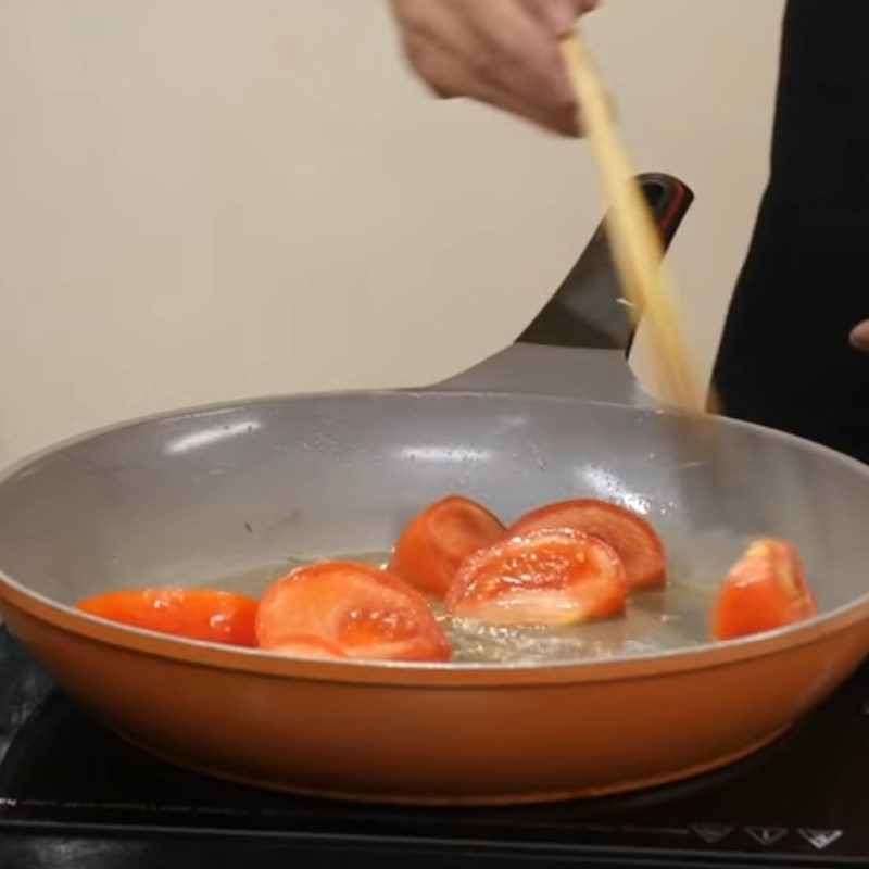 Step 3 Stir-fry tomatoes for hot snail noodle soup