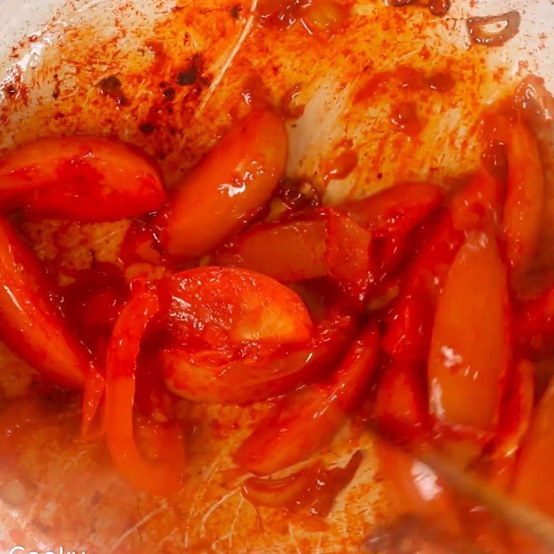 Step 3 Stir-fry tomatoes and fry the tofu for octopus noodle soup