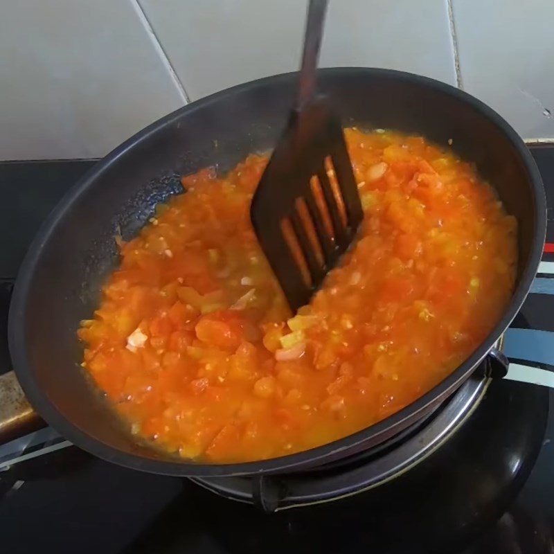 Step 4 Stir-fry tomatoes and cook the broth for minced meat noodle with tomato