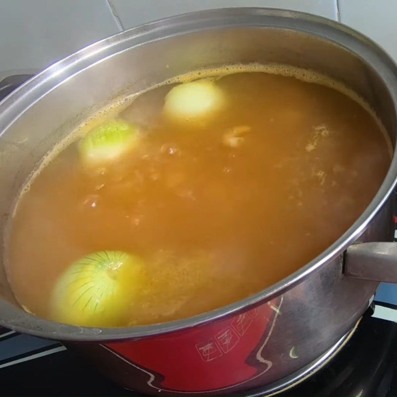Step 4 Stir-fry tomatoes and cook the broth for minced meat noodle with tomato
