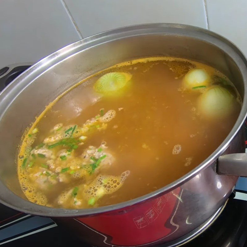 Step 4 Sauté tomatoes and cook the broth for minced meat noodle