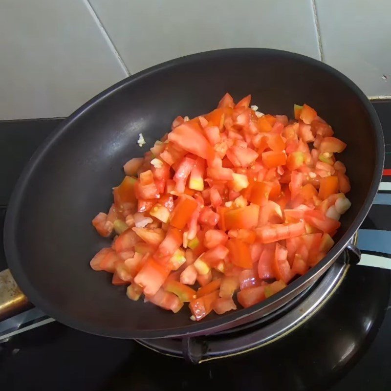 Step 4 Stir-fry tomatoes and cook the broth for minced meat noodle with tomato