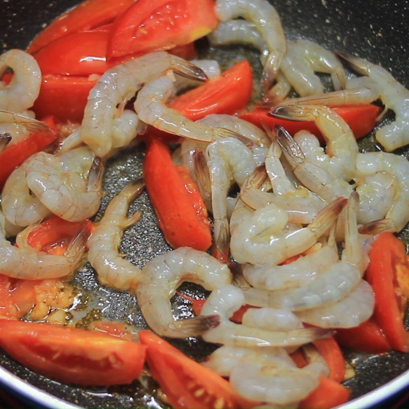Step 3 Stir-fry tomatoes with shrimp and bok choy Stir-fried shrimp with tomatoes and bok choy