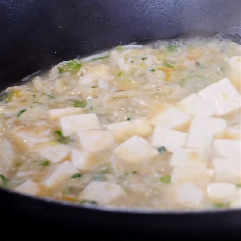 Step 4 Sauté the ingredients Soft tofu stir-fried with crab meat