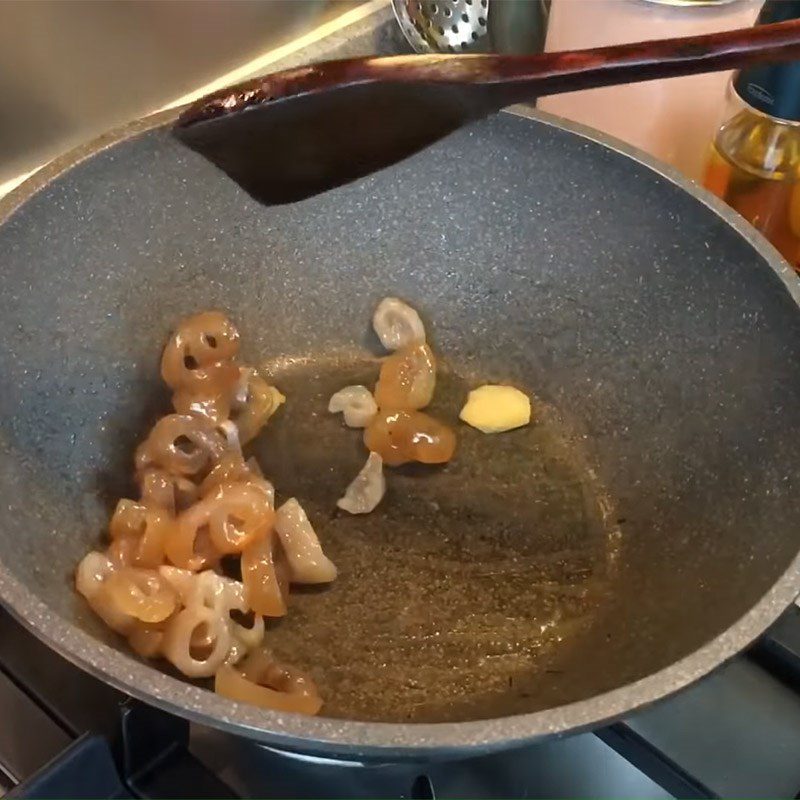 Step 4 Stir-fry the ingredients for Mixed Abalone Hotpot