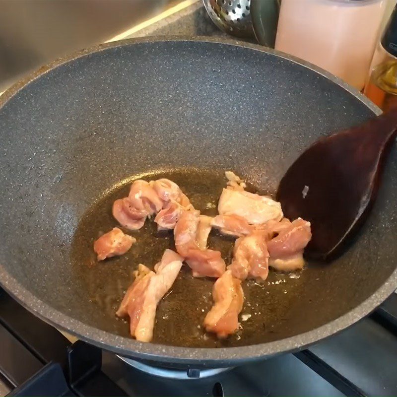 Step 4 Stir-fry the ingredients for Mixed Abalone Hotpot