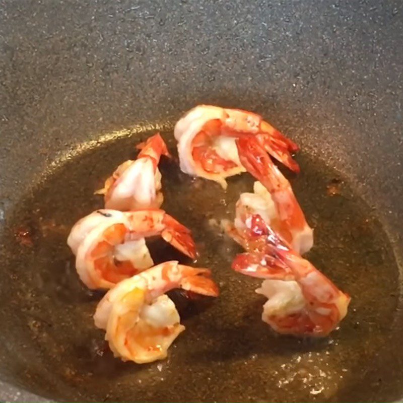 Step 4 Stir-fry the ingredients for Mixed Abalone Hotpot