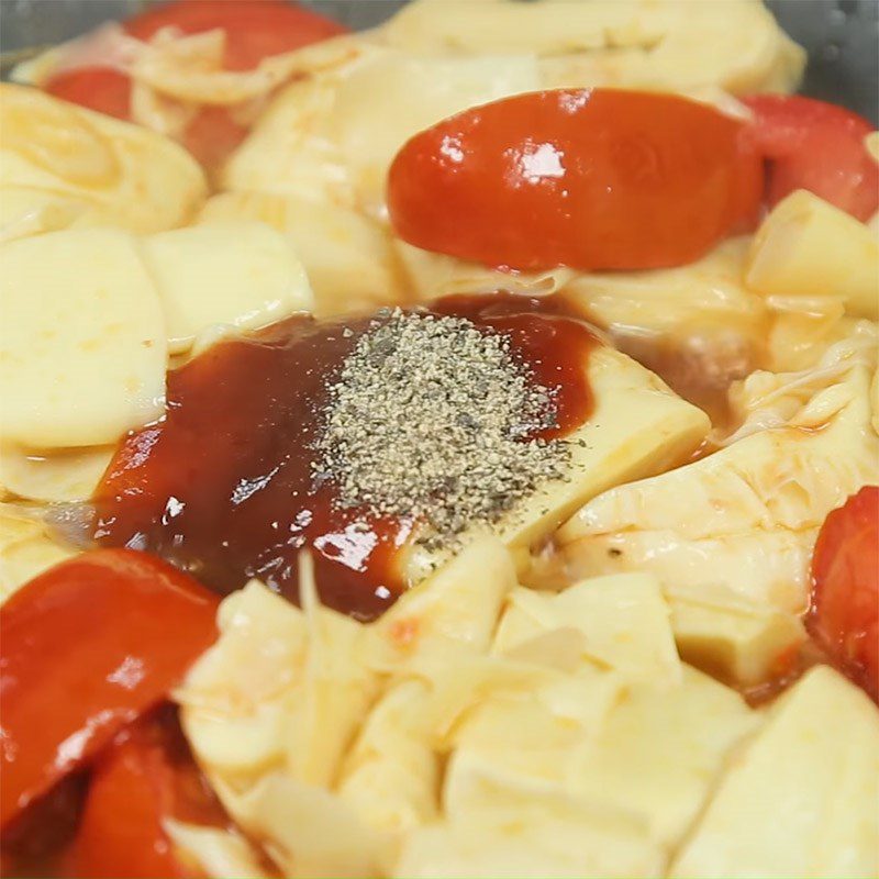 Step 4 Stir-fry the ingredients Braised Carp with Sour Bamboo Shoots