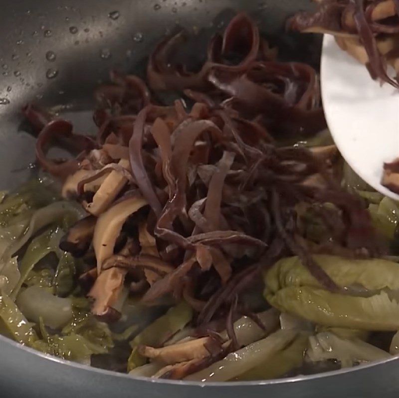 Step 3 Stir-frying the ingredients Stir-fried noodles with sour vegetables