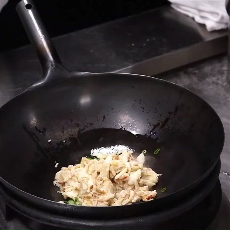 Step 4 Sauté the ingredients Soft tofu stir-fried with crab meat