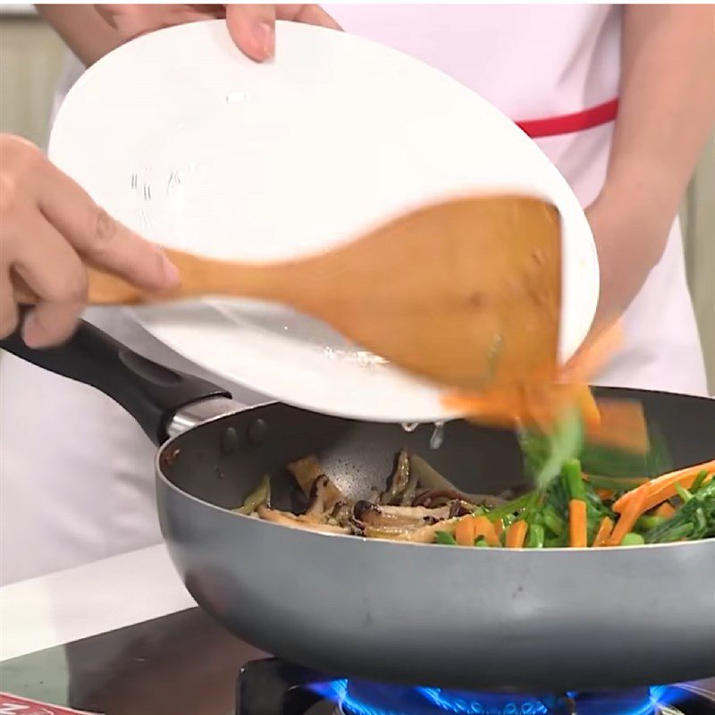 Step 3 Stir-frying the ingredients Stir-fried noodles with sour vegetables