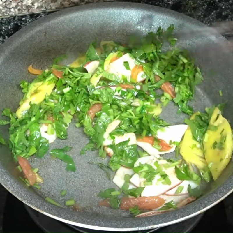 Step 2 Stir-fry the ingredients for squid porridge with tomatoes