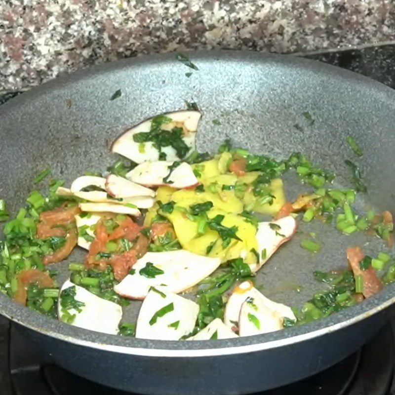 Step 2 Stir-fry the ingredients for squid porridge with tomatoes