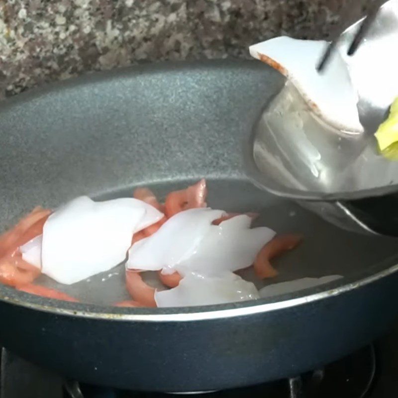 Step 2 Stir-fry the ingredients for squid porridge with tomatoes