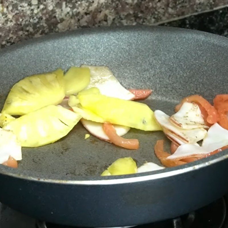 Step 2 Stir-fry the ingredients for squid porridge with tomatoes