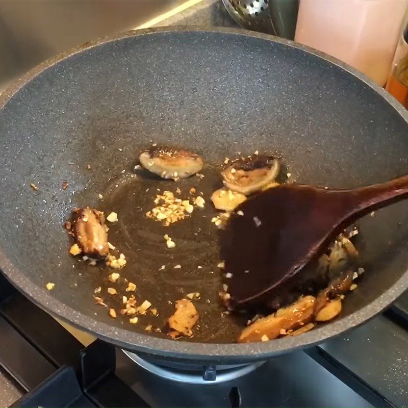 Step 4 Stir-fry the ingredients for Mixed Abalone Hotpot