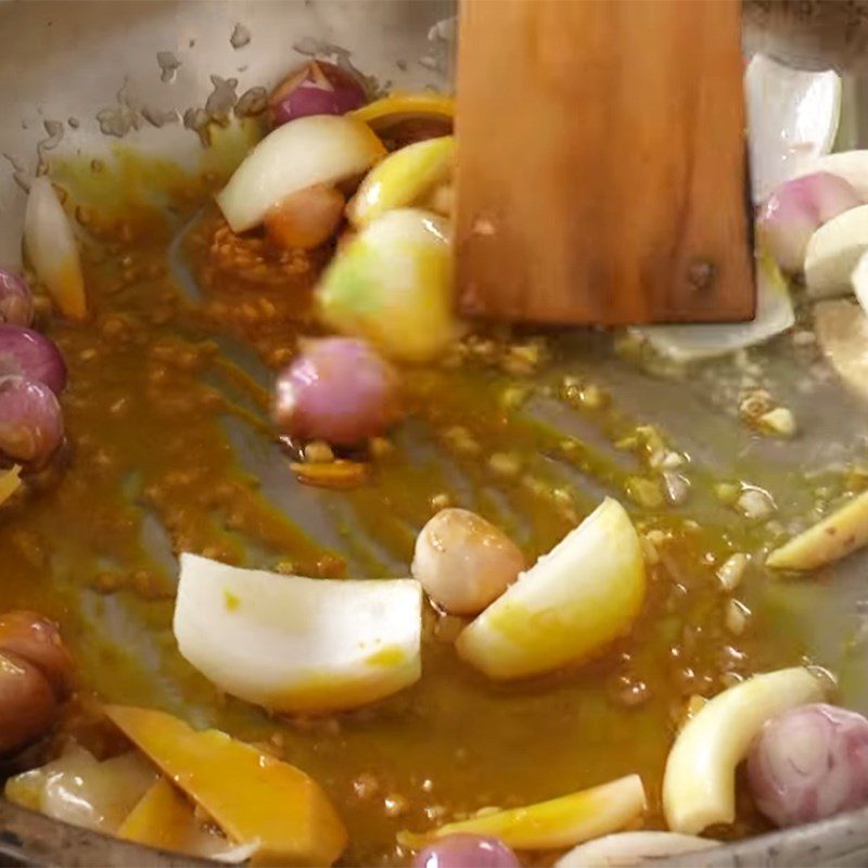 Step 4 Stir-fry crab with perilla
