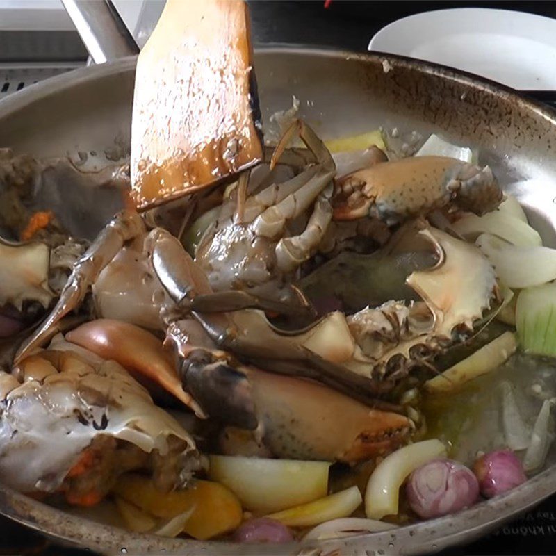 Step 4 Stir-fry crab with perilla