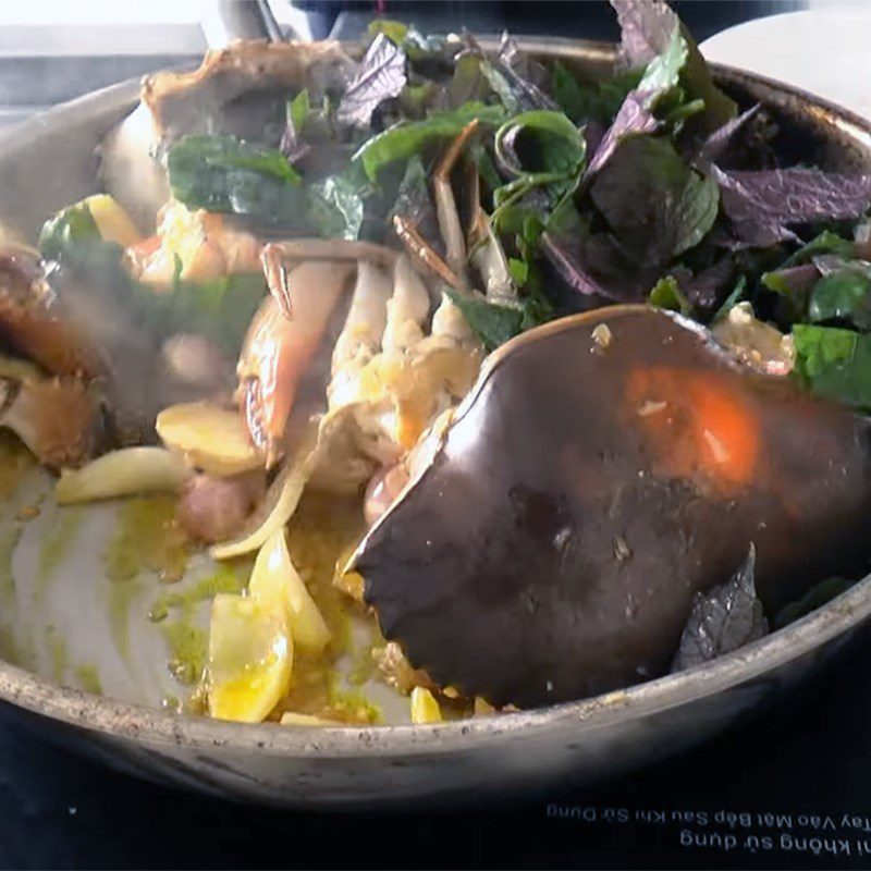 Step 4 Stir-fry crab with perilla