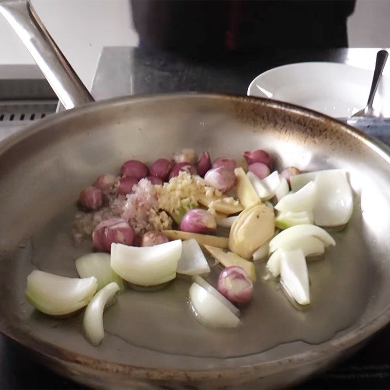 Step 4 Stir-fry crab with perilla