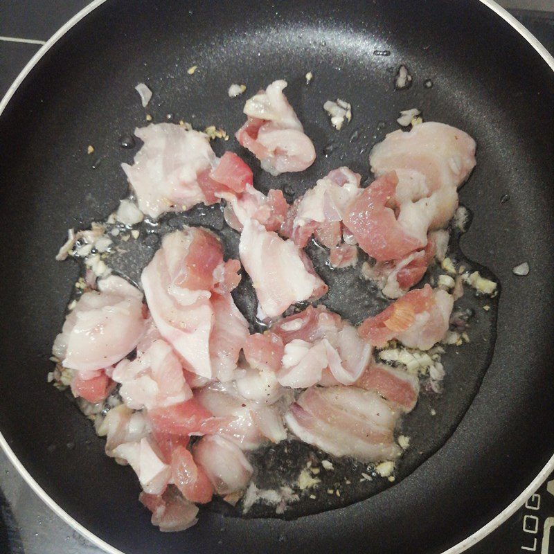 Step 3 Stir-fried long beans with meat Long beans stir-fried with pork