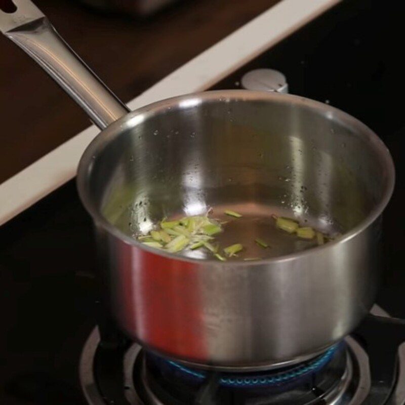 Step 2 Stir-fried pineapple and shrimp Canh đinh lăng tôm