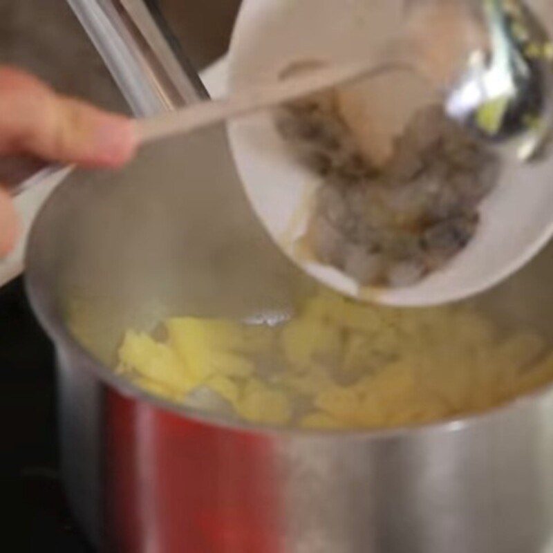 Step 2 Stir-fried pineapple and shrimp Canh đinh lăng tôm