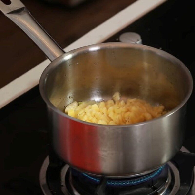 Step 2 Stir-fried pineapple and shrimp Canh đinh lăng tôm