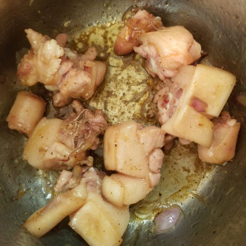 Step 3 Stir-fry pork tail Pork tail soup with taro