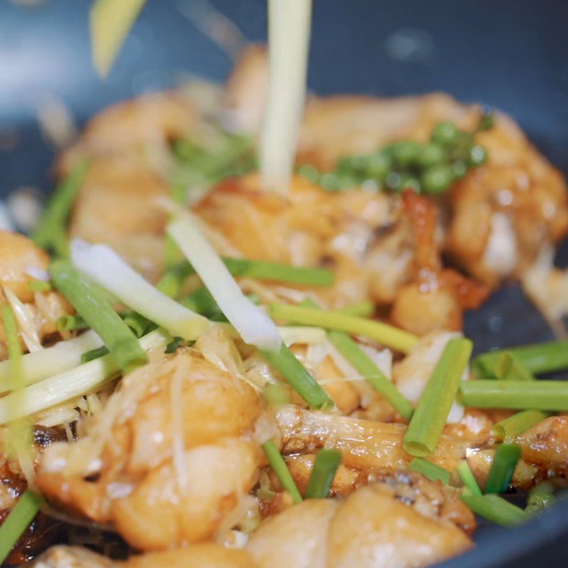 Step 5 Stir-fried frog with spices Grilled frog in bamboo tube