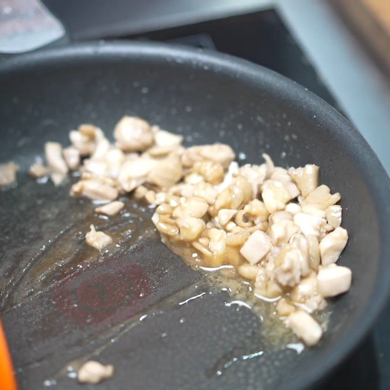 Step 2 Stir-fried chicken Cheese stir-fried noodles