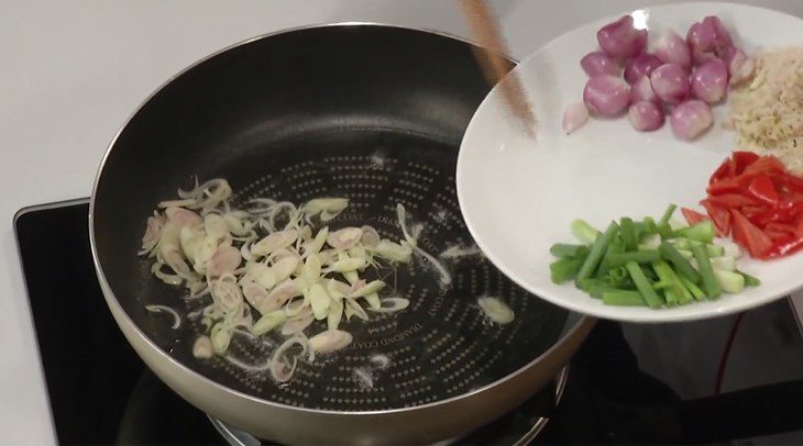 Step 3 Stir-fried beef tendon Beef tendon stir-fried with lemongrass and chili