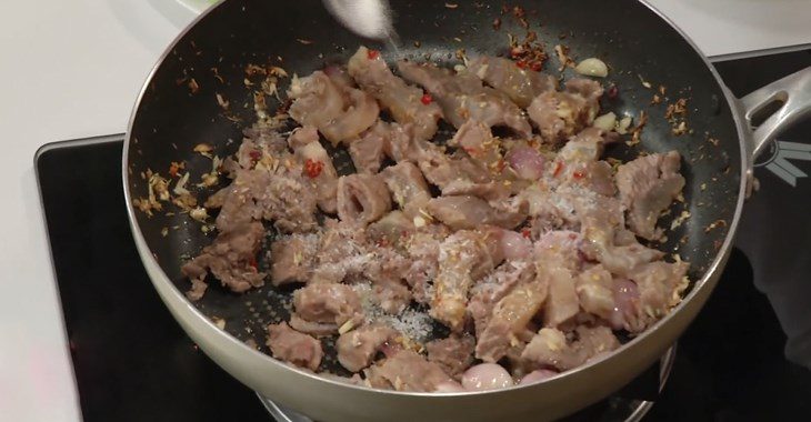 Step 3 Stir-fried beef tendon Beef tendon stir-fried with lemongrass and chili