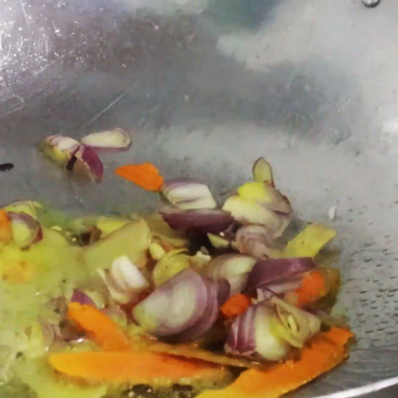 Step 2 Stir-fry the rice for vegetarian Hoi An chicken