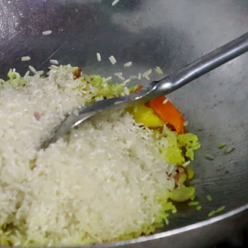 Step 2 Stir-fry the rice for vegetarian Hoi An chicken