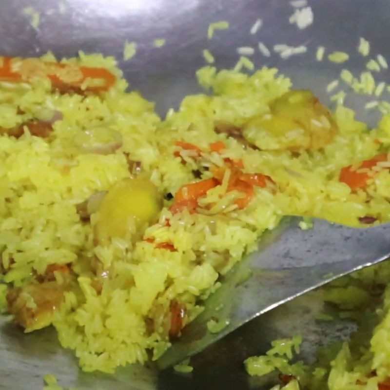 Step 2 Stir-fry the rice for vegetarian Hoi An chicken