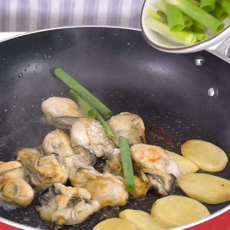 Step 5 Stir-fried oysters Stir-fried oysters with scallion oil