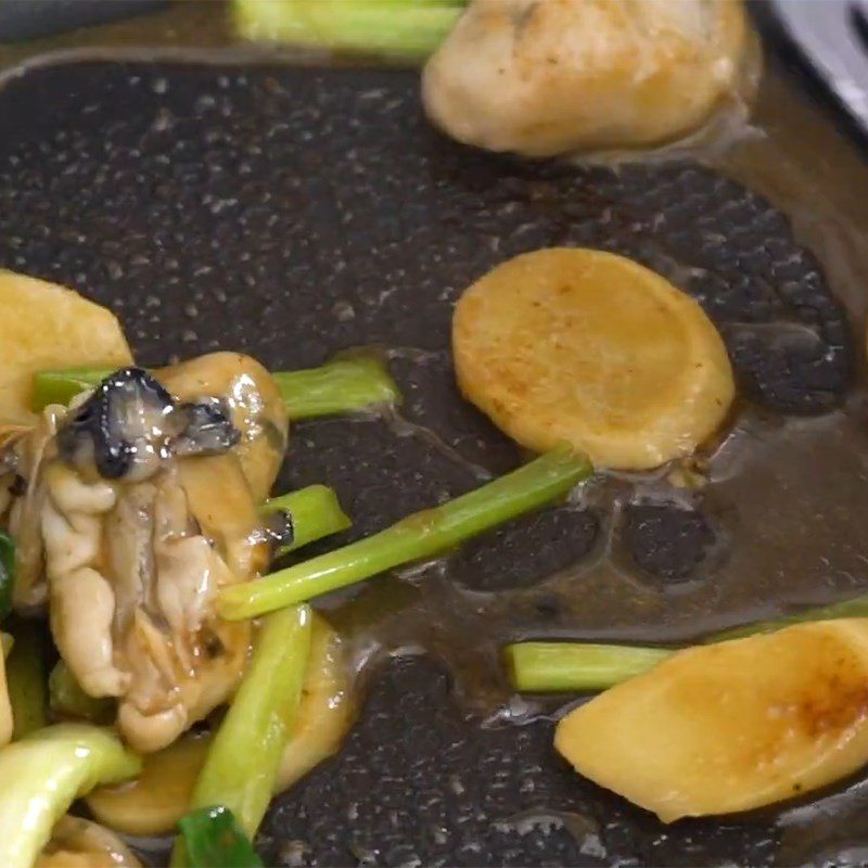 Step 5 Stir-fried oysters Stir-fried oysters with scallion oil