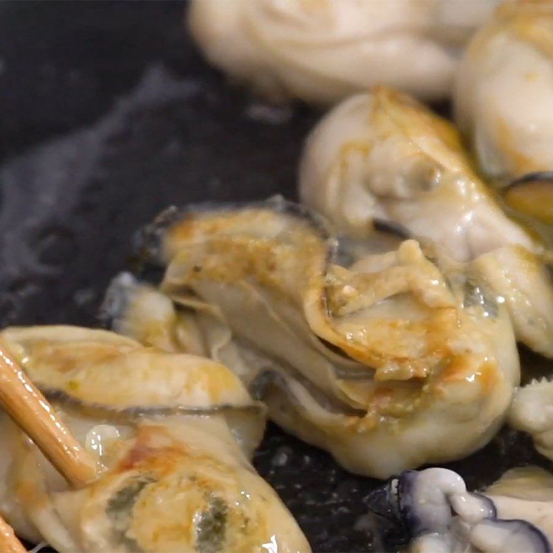 Step 5 Stir-fried oysters Stir-fried oysters with scallion oil