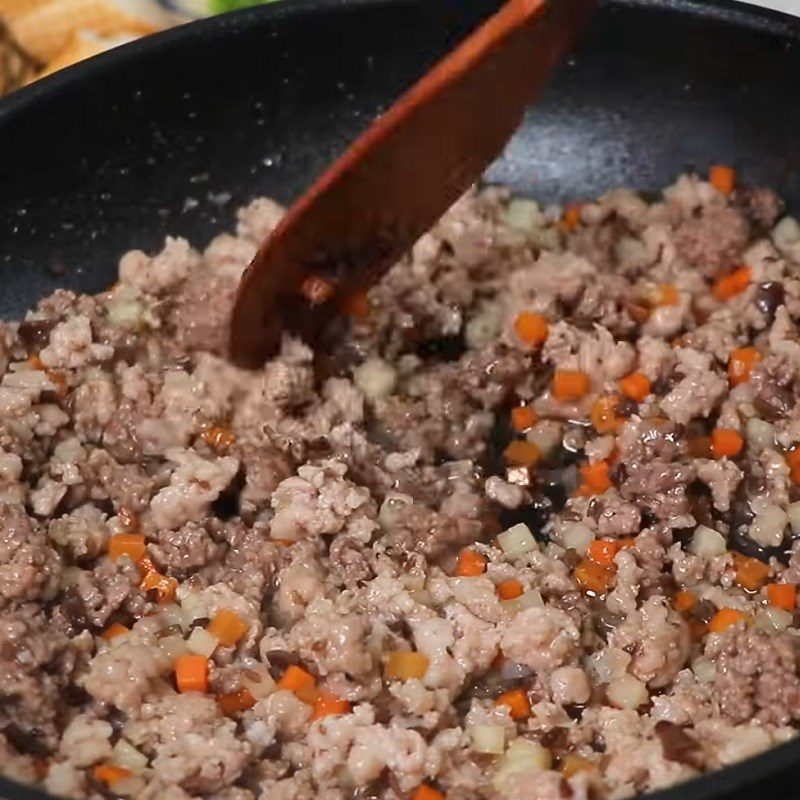 Step 1 Stir-fry the mixture, make the dipping sauce for steamed minced meat bread