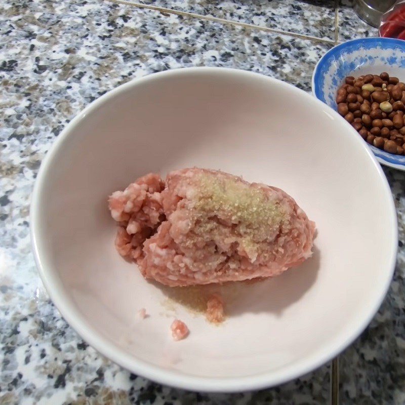 Step 1 Marinate the meat for coconut steamed bread