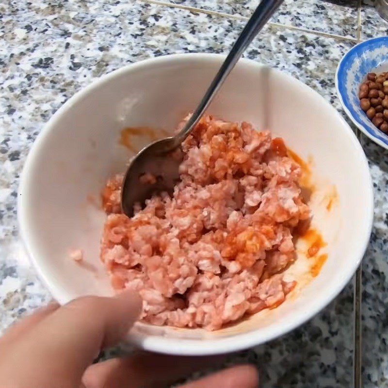 Step 1 Marinate the meat for coconut steamed bread