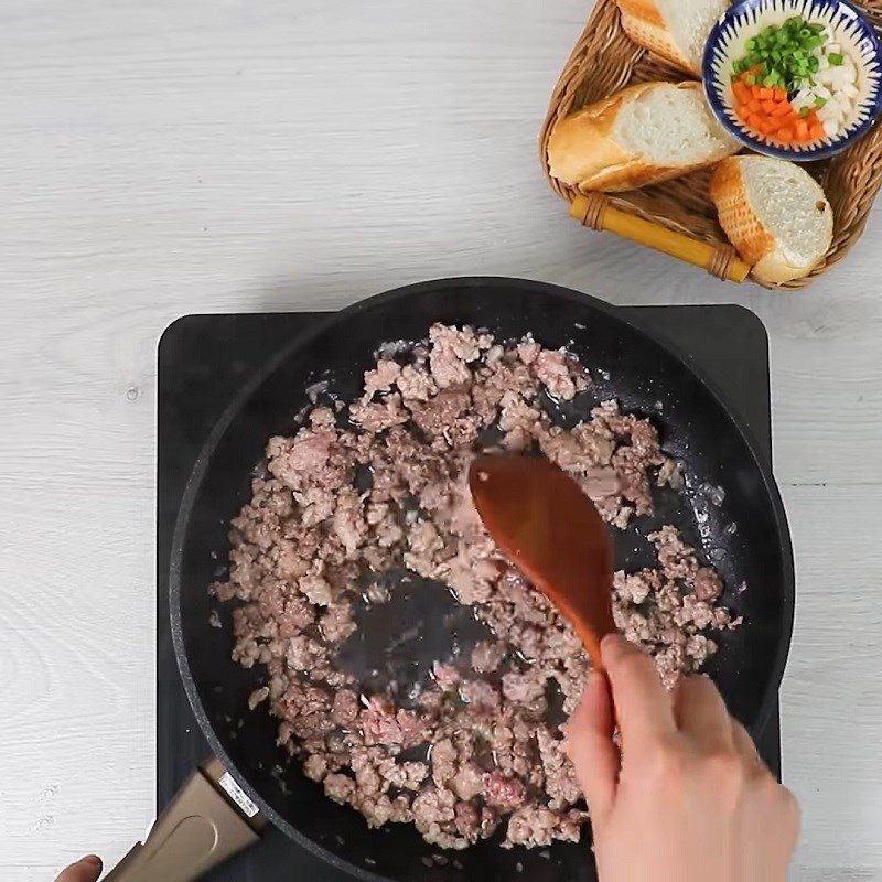 Step 1 Sauté the mixture, make the dipping sauce for steamed minced meat bread
