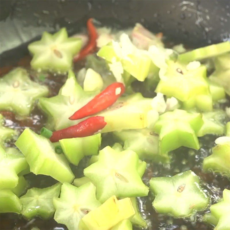 Step 3 Stir-fry star fruit Braised ribs with star fruit