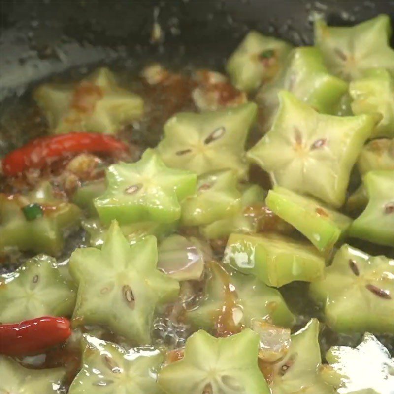 Step 3 Stir-fry star fruit Braised ribs with star fruit