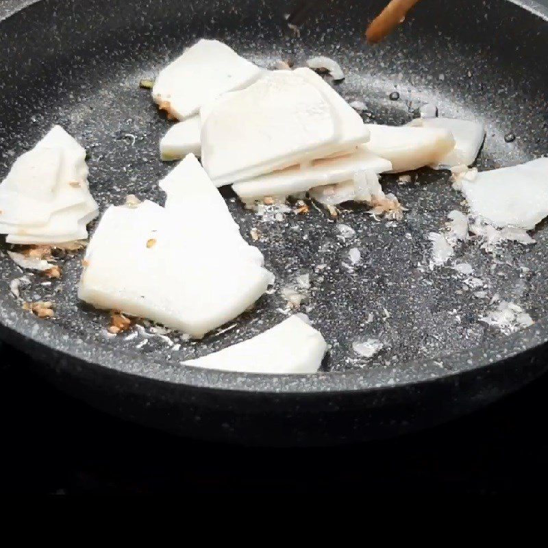 Step 3 Sautéing taro Porridge with striped bass for baby weaning with taro