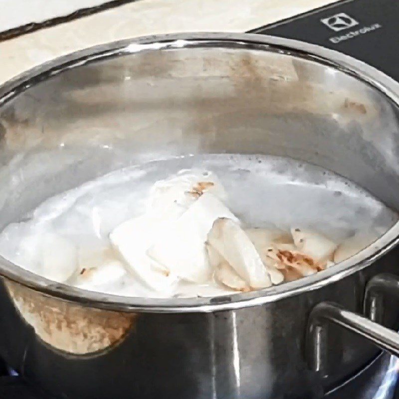 Step 3 Sautéing taro Porridge with striped bass for baby weaning with taro