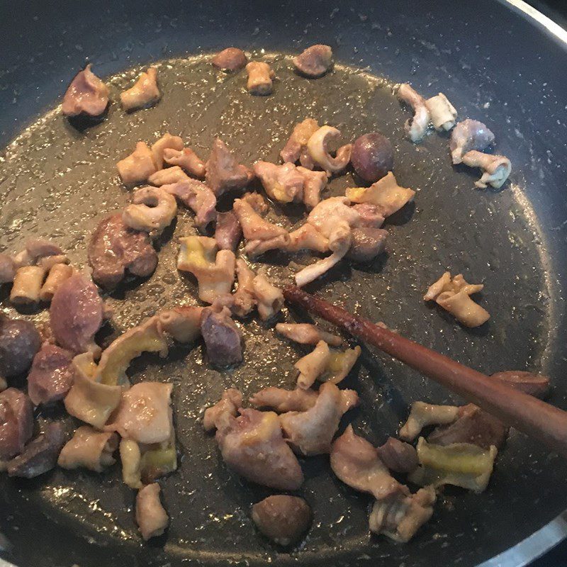 Step 2 Stir-fried chicken intestines Green mustard soup with chicken intestines