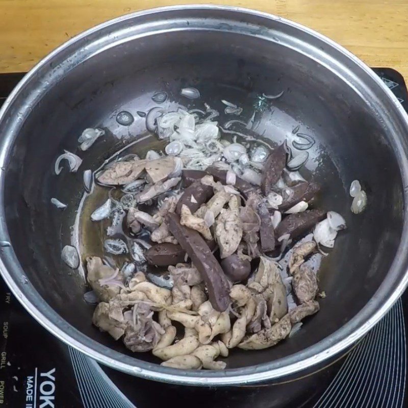 Step 4 Stir-fried chicken entrails with mushrooms Stir-fried chicken entrails