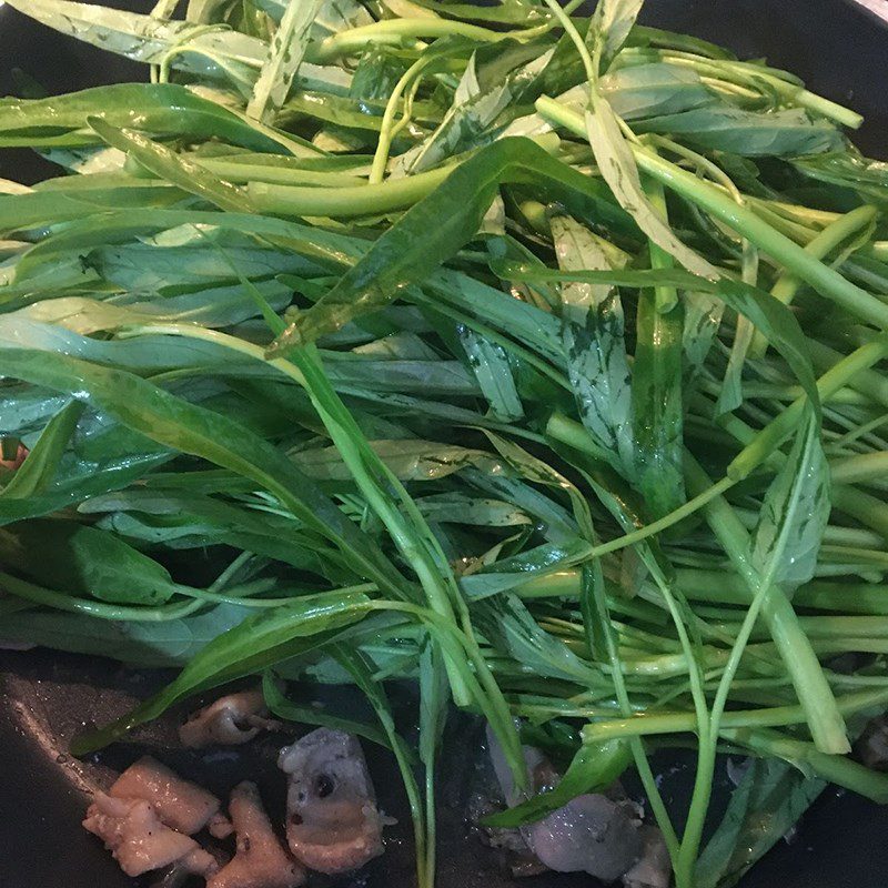 Step 2 Stir-fry chicken intestines with water spinach Stir-fried water spinach with chicken intestines